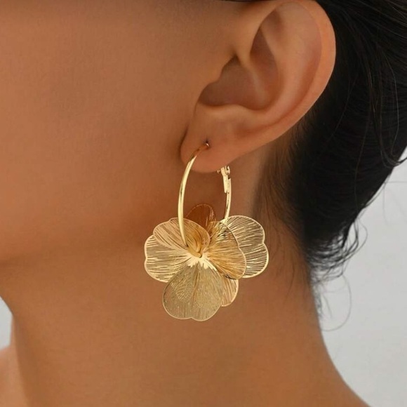 Kate Middleton Inspired Gold Floral Earrings,Elegant Statement Jewelry - Picture 2 of 4
